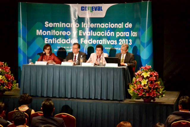 Geraldina García expuso la ponencia Transparencia y Acceso a la Información de los Programas Sociales, donde explicó el contenido por el cual Hidalgo 