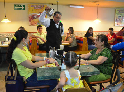 Hay meseros que tienen su original manera de servir. 