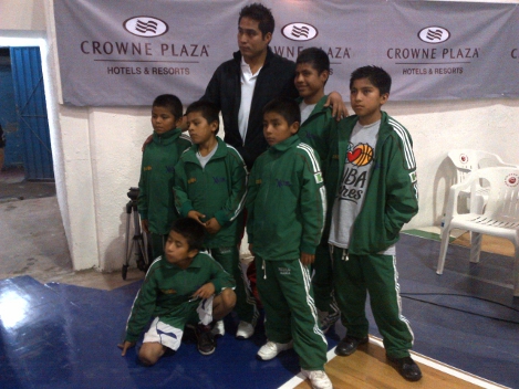 Reabren la arena Coliseo de Acapulco con el juego de exhibición entre el equipo triqui de basquetbol de Oaxaca y deportistas acapulqueños.