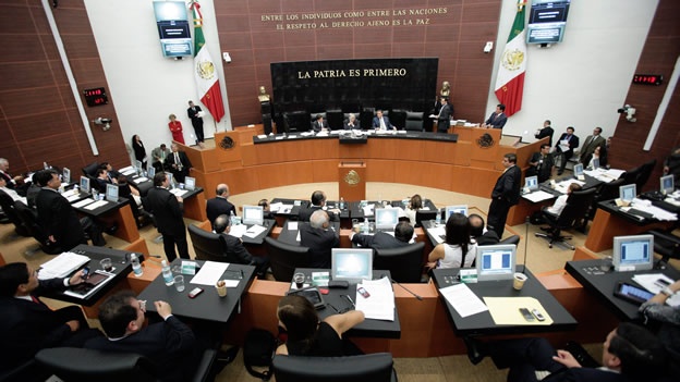 La reforma política del Distrito Federal se procesa en el Senado de la República.