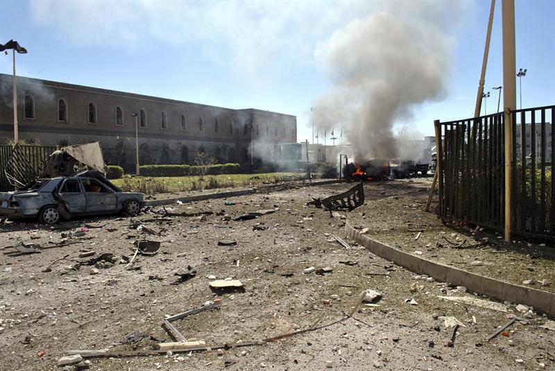 Vehículos arden en llamas debido a una explosión junto al Ministerio de Defensa en Saná tras el atentado de hoy