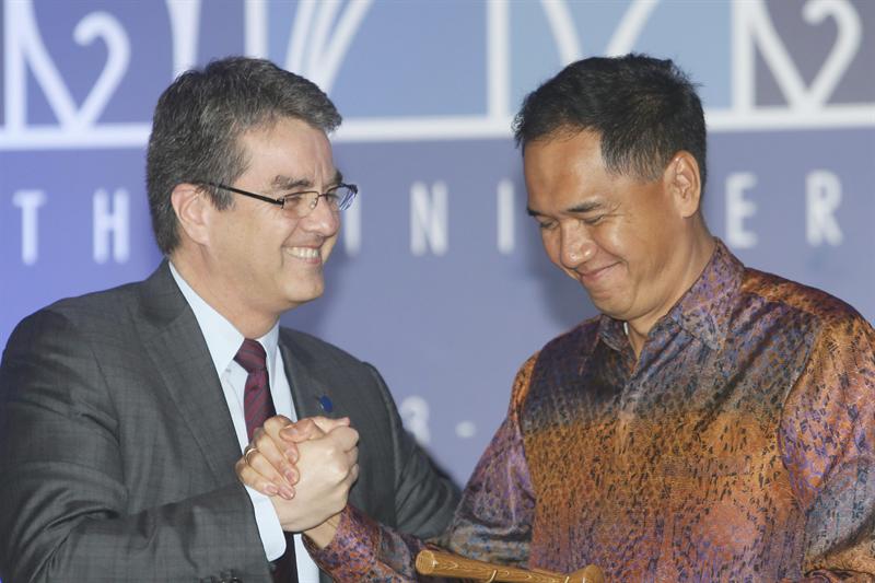 El brasileño Roberto Azevedo (i), director general de la OMC, y el ministro de Comercio indonesio, Gita Wirjawan (d)