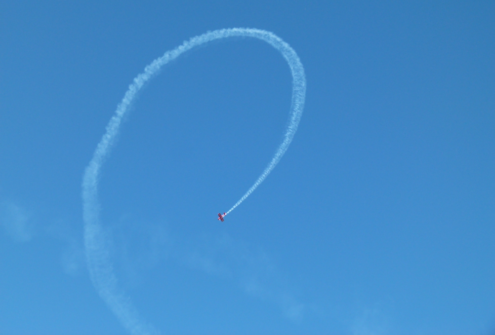 El capitán Javier Romo realizó una tabla acrobática a bordo de un pequeño avión.