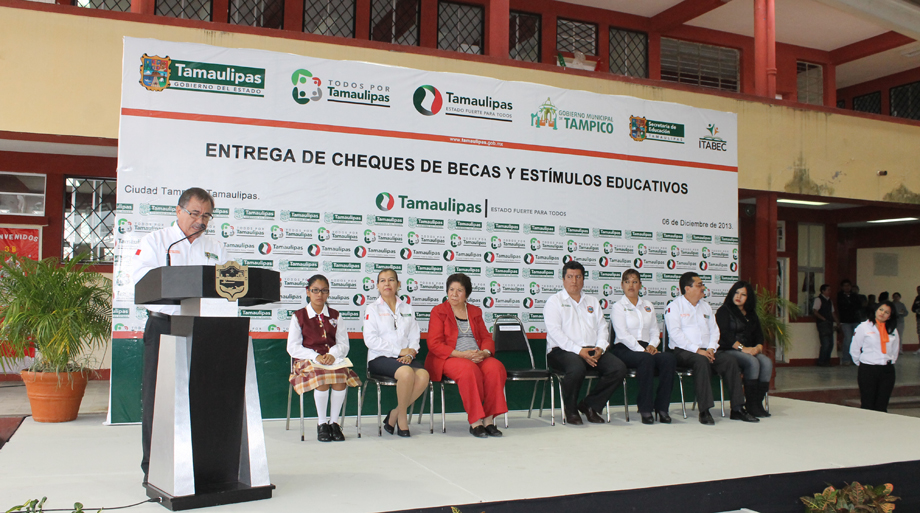 En su caso el director de Educación en Tampico, Rolando Ríos dijo que el programa de becas del Ayuntamiento para 2014 beneficiará a 5 mil 600 estudian