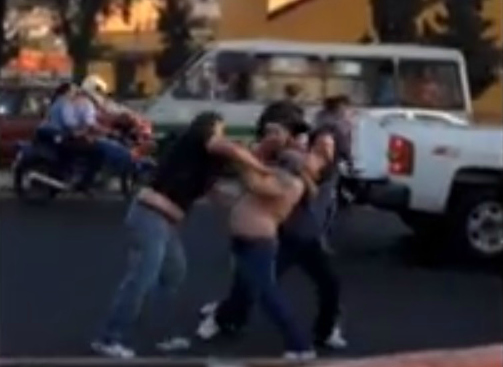 Imagen en el momento del supuesto plagio. Un policía observa.