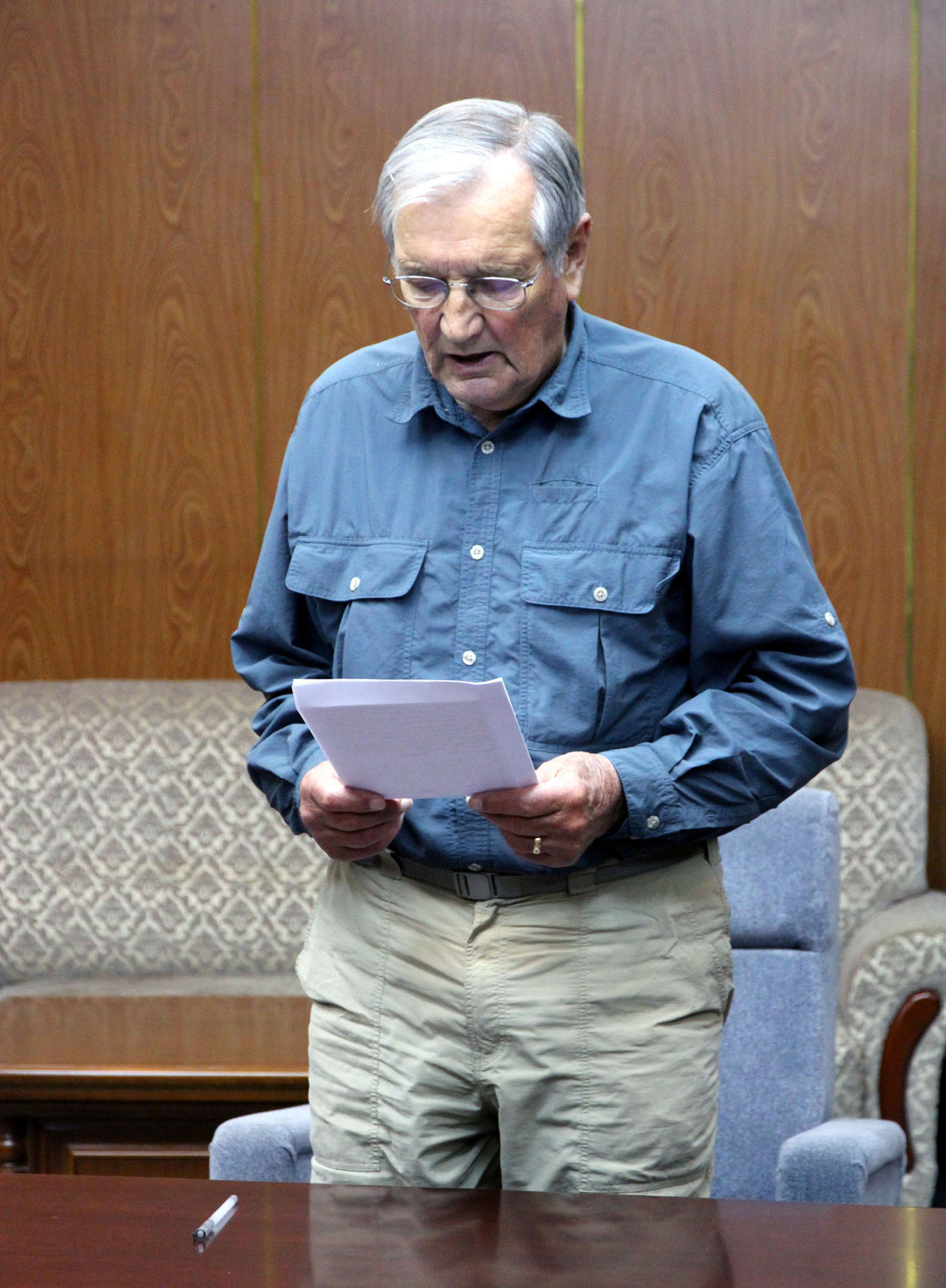 Merrill Newman, durante la lectura de su confesión de los crímenes como turista y en la guerra de Corea