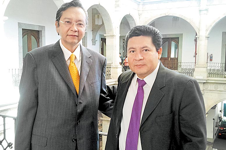 El procurador Héctor Joaquín Carrillo (derecha) informó los hechos.