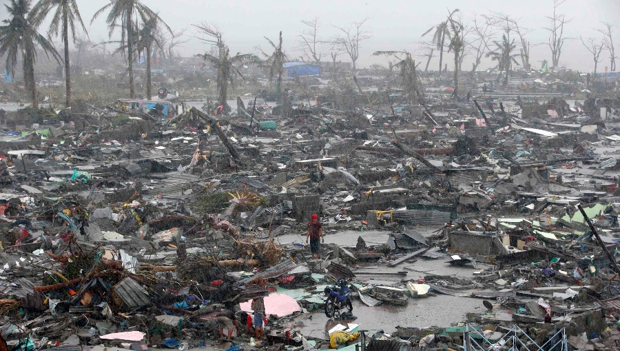 Sobrevivientes del tifón que azotó la ciudad Haiyan Tacloban en el centro de Filipinas.
