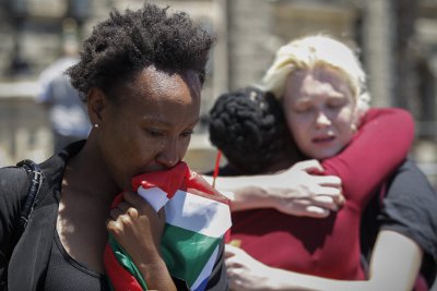 Sudafricanos lloran la muerte de Nelson Mandela frente al Ayuntamiento de la Ciudad del Cabo, escenario del primer discurso que pronunció Madiba tras 