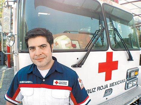 También es especialista en medicina aeroespacial.