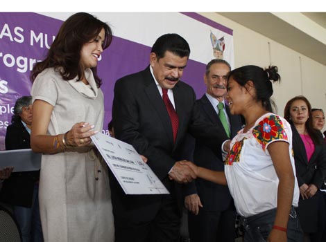 El titular del Ejecutivo y su esposa Guadalupe Romero entregaron los recursos a las beneficiadas.