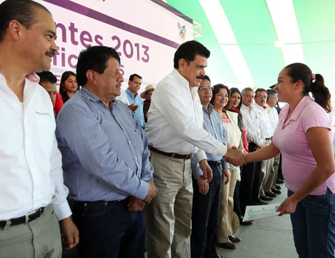 Francisco Olvera y funcionarios estatales estuvieron ayer en Ixmiquilpan y El Cardonal.
