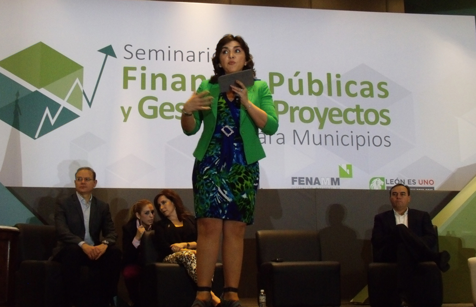 La funcionaria pidió a los mandatarios asumir los costos políticos como el caso de la Reforma Hacendaria.