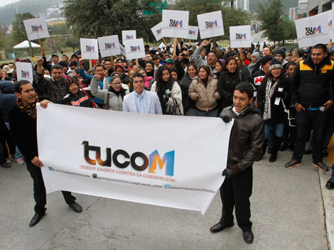 Portaron una pancarta con la leyenda Tucom