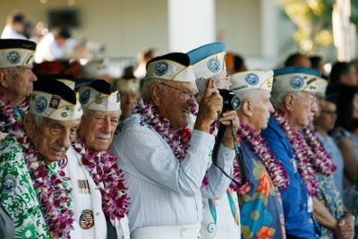 Sobrevivientes del ataque a Pearl Harbor, durante el aniversario número 72