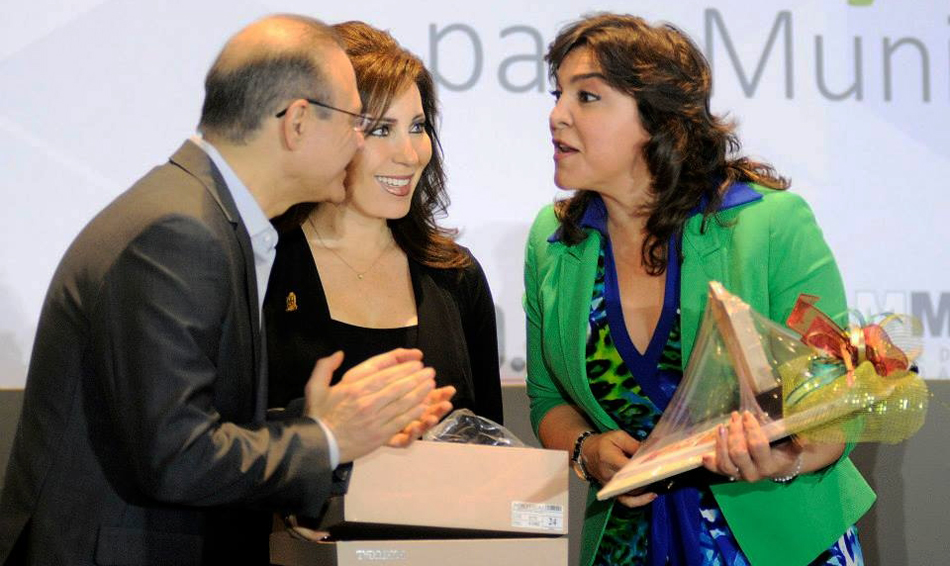 La alcaldesa Bárbara Botello en el reconocimiento a Ivonne Ortega.