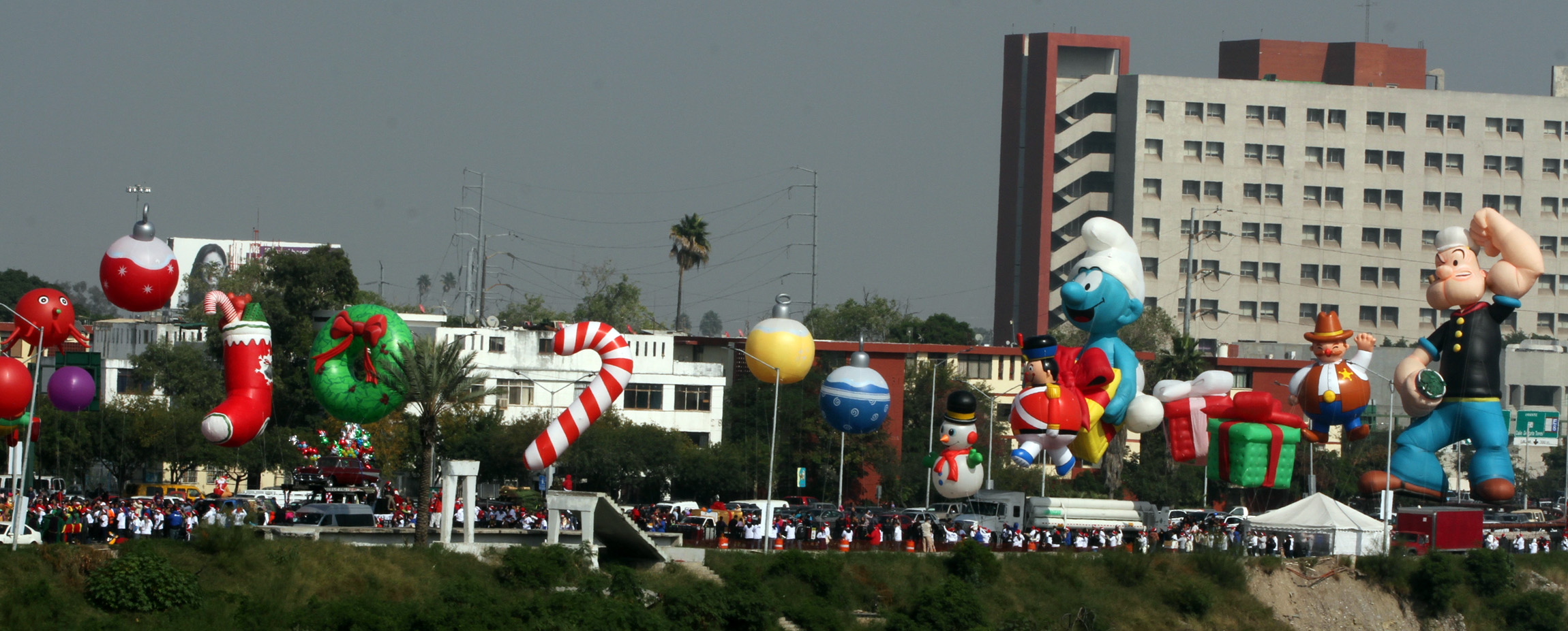El desfile dio inicio a las 12:00 horas en los carriles exprés de la avenida Constitución.