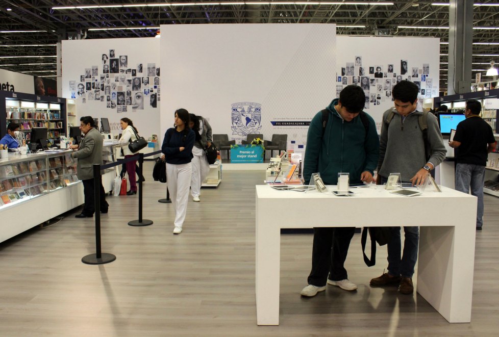 El fondo que la universidad trajo a Guadalajara suma 30,000 ejemplares para venta, en un espacio atendido por 30 personas.