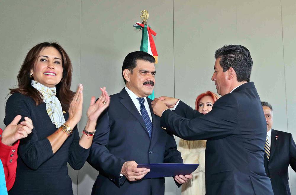 El gobernador Francisco Olvera y su esposa Guadalupe Romero, se hicieron acreedores a reconocimientos al distinguirse por cambiar la vida de miles de 