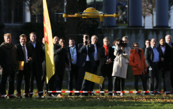 El dron entregó un paquete de medicinas a la sede de DHL como parte de la prueba