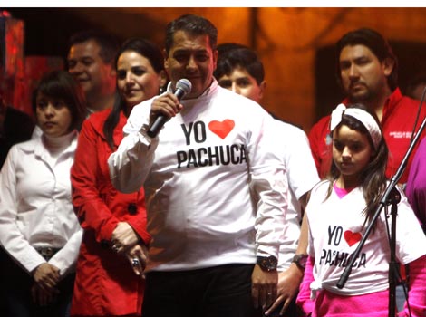 El alcalde Eleazar García saludando a la gente. 