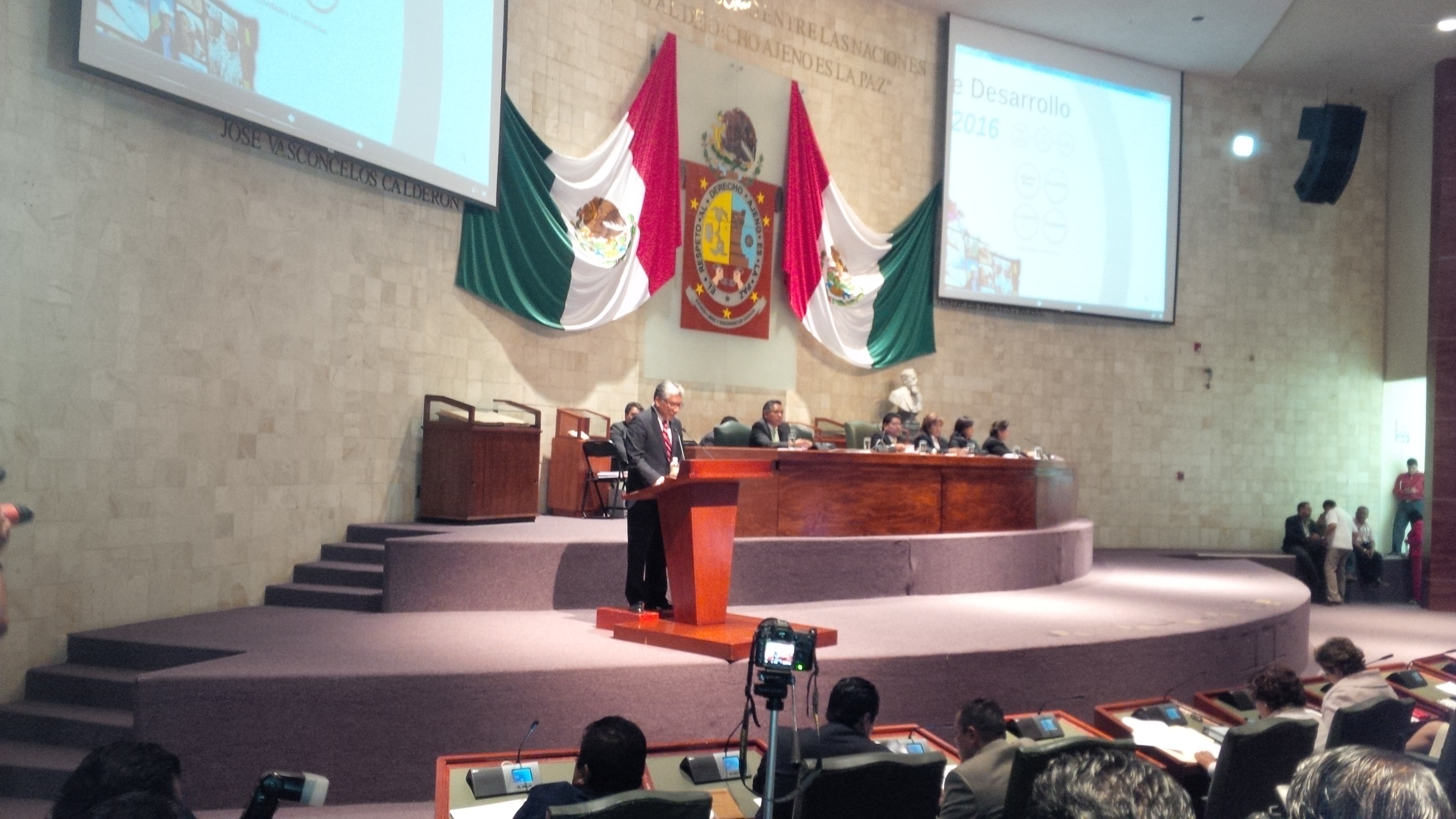 El secretario durante su comparecencia