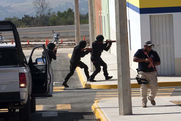 El gobernador Rafael Moreno Valle y el embajador de EU Anthony Wayne, inauguraron el Pueblo Táctico de la Academia de Formación y Desarrollo Policial 