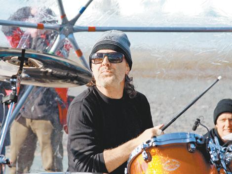 Lars Ulrich puso potencia a su batería durante la presentación.