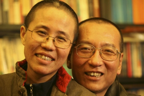 Liu Xiaobo (d), con su mujer Liu Xia, en una foto familiar