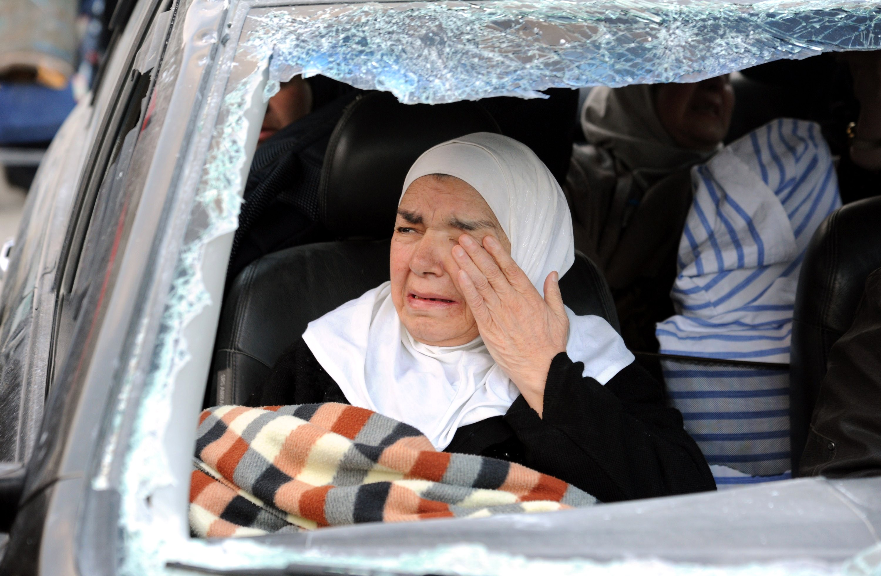 Una mujer siria llora en el asiento de un vehículo dañado después de que fuerzas leales a Asad ocuparan la ciudad de Nabak, junto al Líbano