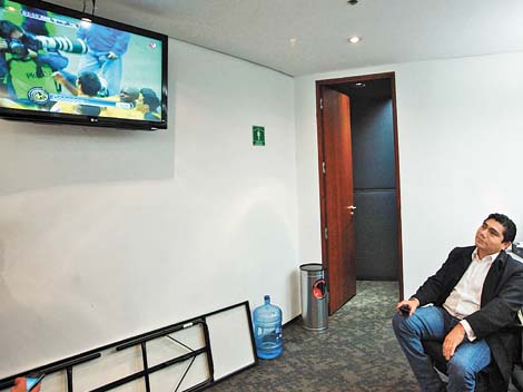 En plena sesión, el líder panista en el Senado, Jorge Luis Preciado, se dio un tiempo para ver el futbol.
