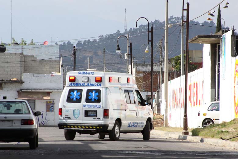 Ambulancia en escuela donde explotó experimento químico.