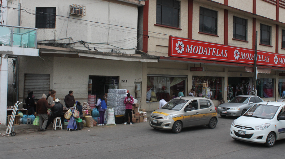 El ambulantaje representa una competencia desleal que ha ocasionado un desplome en ventas del 50%.