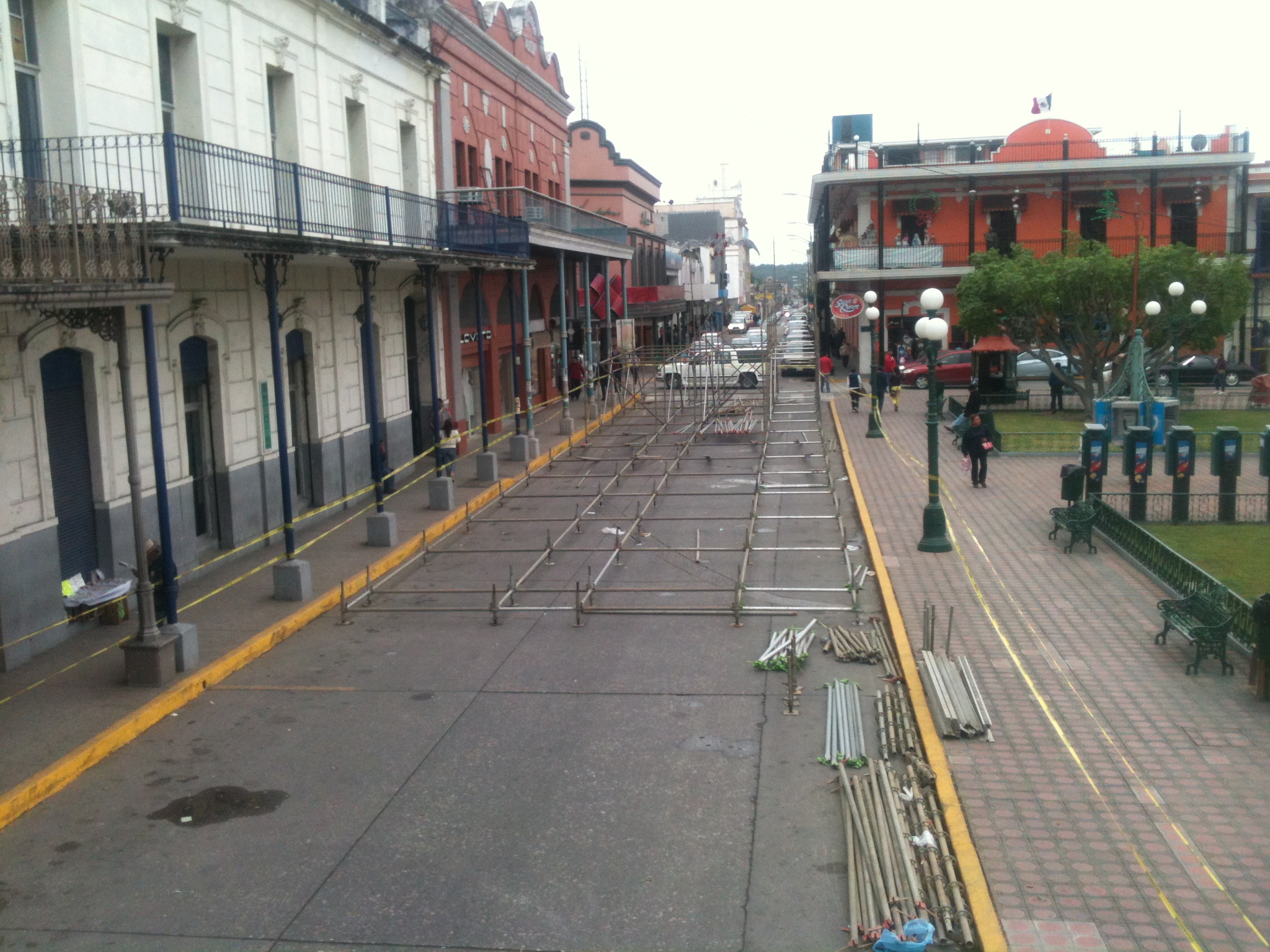Una calle más de Tampico ha sido cerrada, esta ves por la instalación de un tobogán a un costado de la plaza de la lidertad