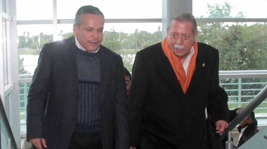 El gobernador de Tamaulipas entró al reciento acompañado por los tres de la suerte, por los alcaldes de Tampico, Ciudad Madero y Altamira, Gustavo Tor