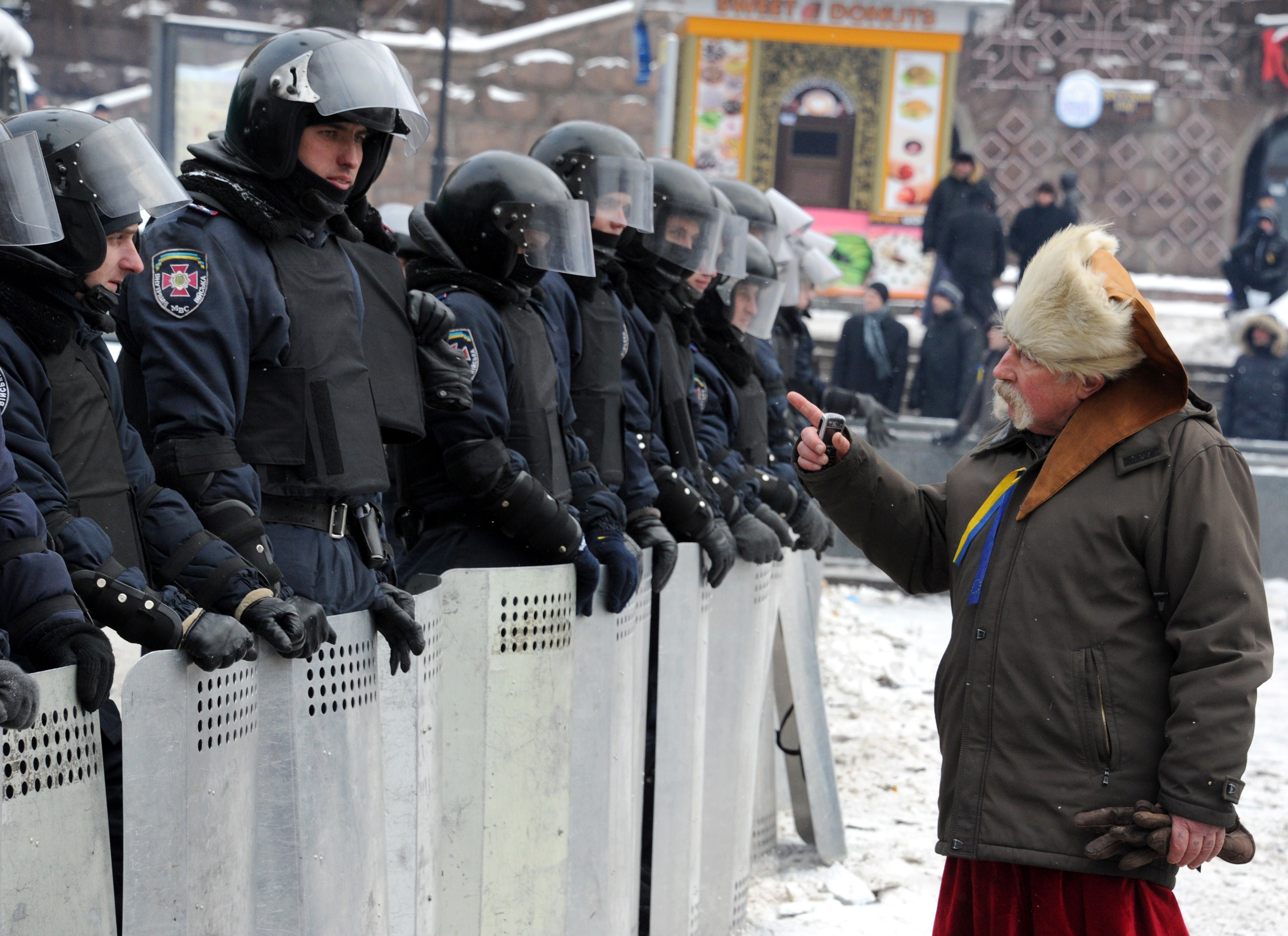 Un hombre habla con los policías antidisturbios que hacen guardia en el centro de Kiev