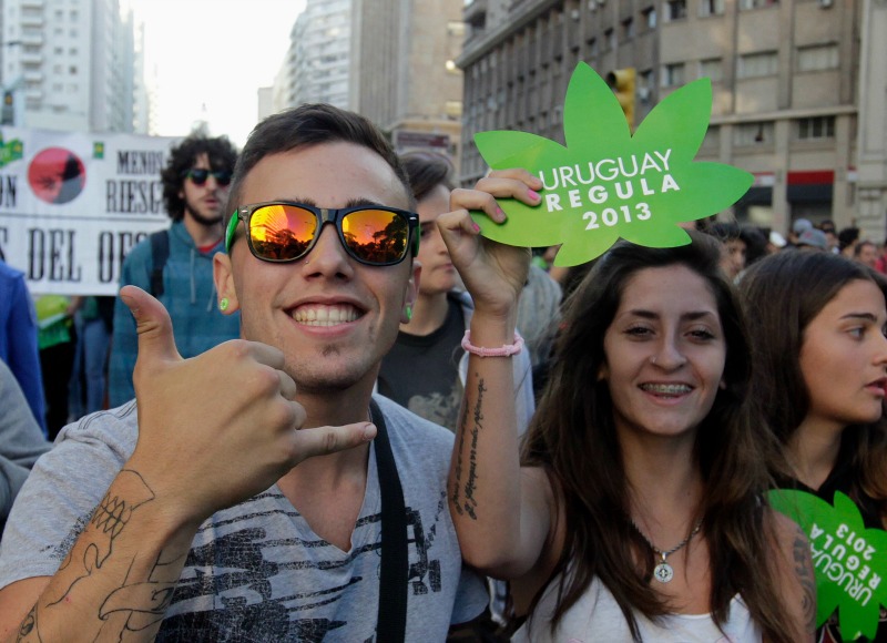 Manifestantes participan en la denominada última marcha con mariguana ilegal, en el marco del día de la legalización del consumo de cannabis en Urugua
