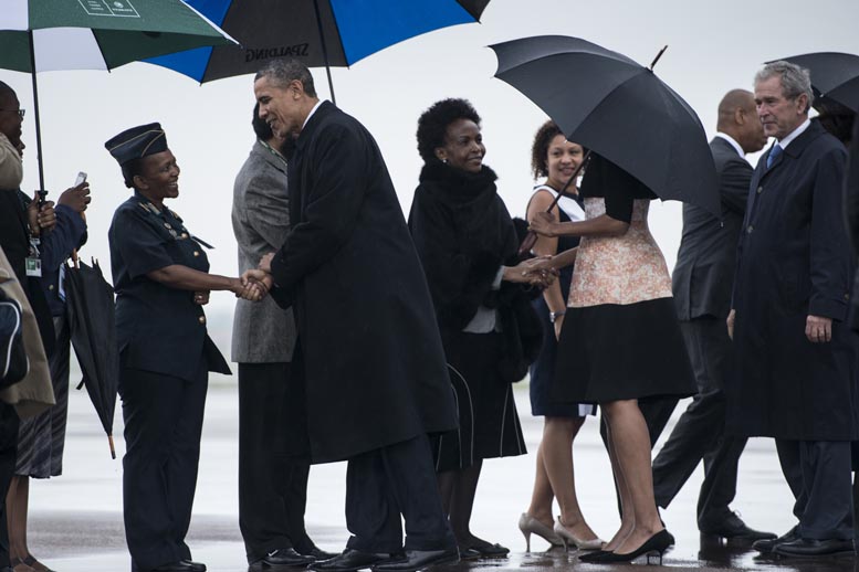 Obama y Bush llegaron a Sudáfrica.