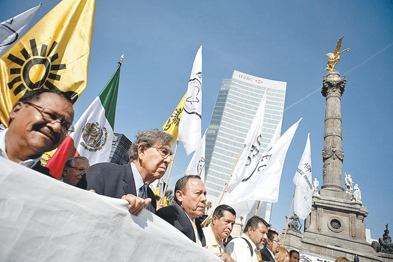 Alejandro Sánchez Camacho, Cuauhtémoc Cárdenas y Jesús Zambrano en la caminata en el Ángel.