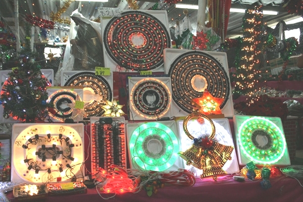 La Dirección de Protección Civil recomendó a la sociedad a revisar la calidad de las luces navideñas que adquiere.