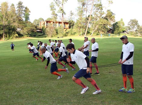 Enrique Meza evalúa que jugadores de divisiones inferiores podrían formar parte del primer equipo para el torneo que está por comenzar.