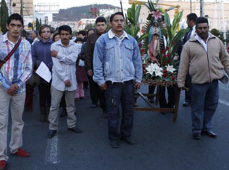 Poco a poco los fieles a la Virgen de Guadalupe empiezan a llegar a su templo en la capital hidalguense.