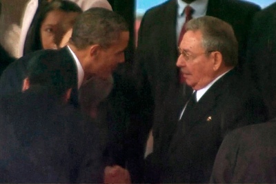 Durante los funerales del ex presidente Nelson Mandela, Barack Obama y Raúl Castro se dieron la mano.    