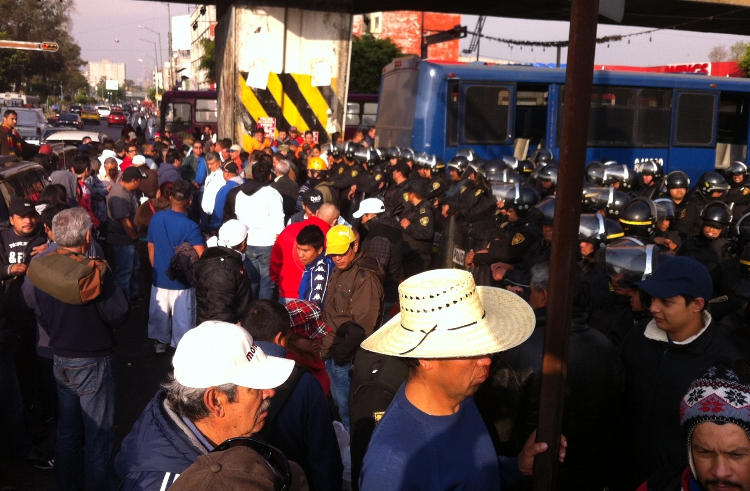 Integrantes de Morena rodean San Lázaro