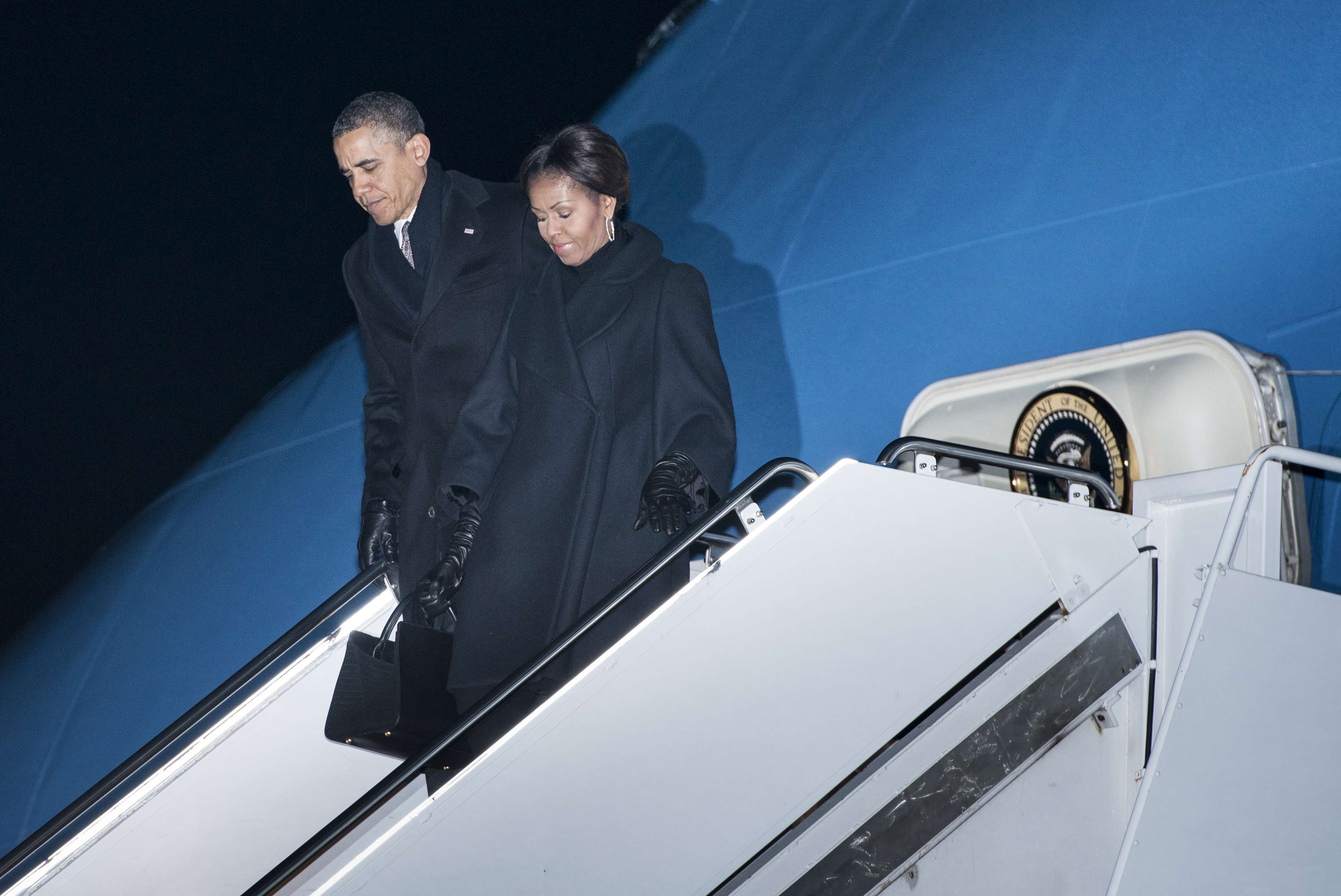 Obama y la primera dama, a su salida del Air Force One en la base aérea de Andrews hoy a su regreso de Sudáfrica