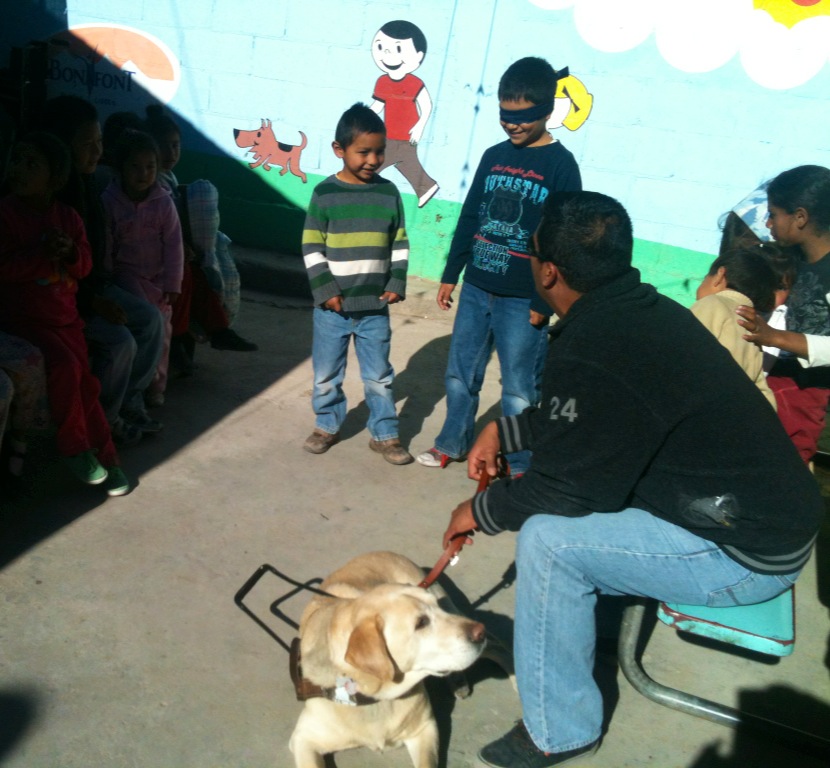 Sensibilizan a menores de casa hogar sobre discapacidad visual