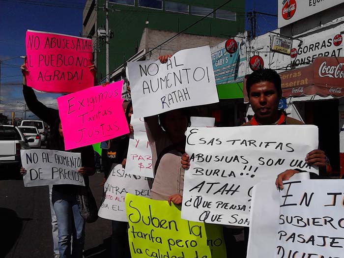 Estudiantes se manifestaron en la terminal de autobuses ATAH para protestar por el alza en el costo del pasaje.