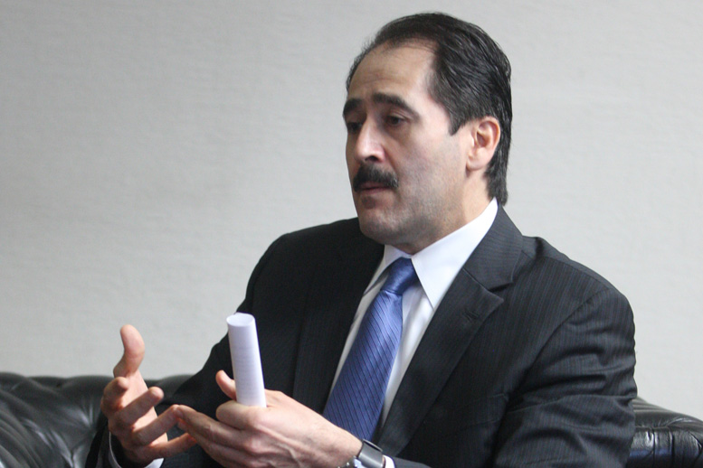 Los panistas Luis David Ortiz Salinas y Alfredo Rodríguez junto al priista Carlos Barona.