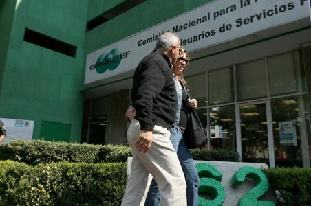 Condusef recomienda a los usuarios revisar la comisión que cobran los cajeros.