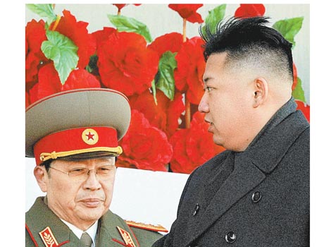 El ejecutado Jang junto a su sobrino y líder.